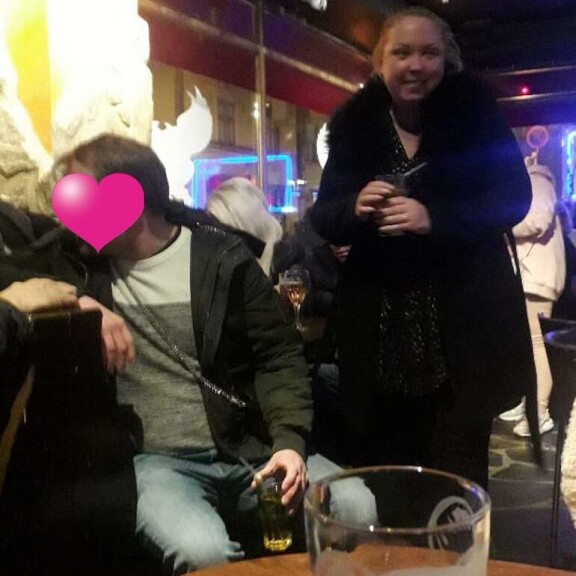 Kuvat! Henna Kalinainen juhli kihlautumistaan – kohublondi esitteli sormustaan ja lauloi Jenni Vartiaisen kappaleen! Henna Kalinainen