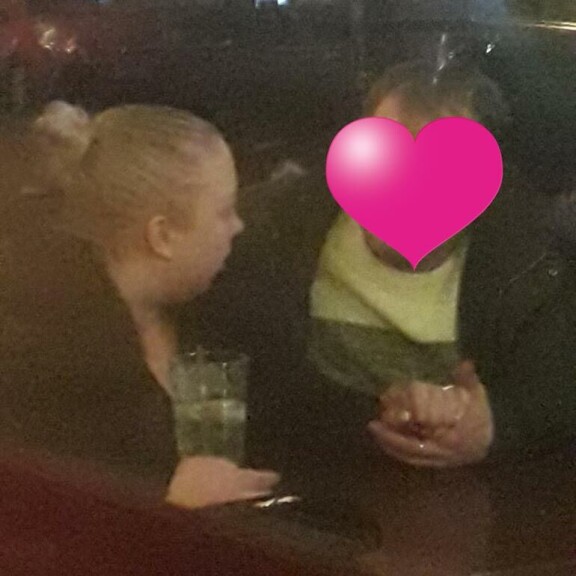 Kuvat! Henna Kalinainen juhli kihlautumistaan – kohublondi esitteli sormustaan ja lauloi Jenni Vartiaisen kappaleen! Henna Kalinainen