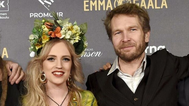 Rumpali Sami Kuoppamäki kommentoi romanssiaan Elli Haloon kanssa: ”Täytyy sitä tutkia, minkälainen suhde se on!” Sami Kuoppamäki kommentoi suhdehuhuja.
