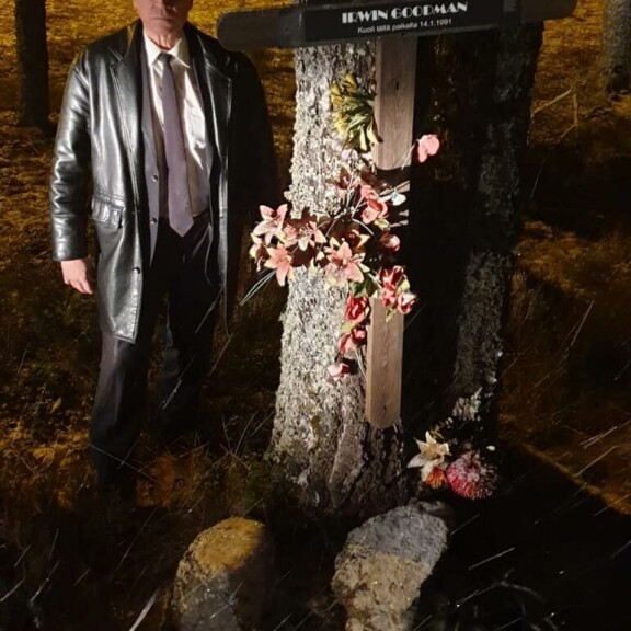 Ilkka Vainio vieraili Irwinin kuolinpaikan muistomerkillä toissa viikonloppuna. – Irwin kaatoi konjakkia kurkustani alas, kun olin 8-vuotias. Ilkka Vainio vieraili Irwinin kuolinpaikan muistomerkillä viikonloppuna. – Irwin kaatoi konjakkia kurkustani alas, kun olin 8-vuotias.