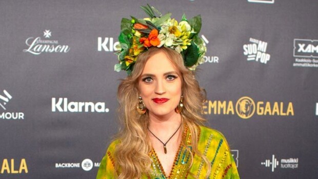 ”Ihanaa intohimoa ja hirvittäviä riitoja!” Rumpali Sami Kuoppamäen kanssa seurusteleva Elli Haloo on heilastellut muusikoiden kanssa aikaisemminkin! Elli on viihtynyt myös ennen Samia muusikoiden kainaloissa.