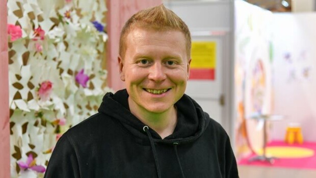 Henkisestä hörhöilystä innostunut Sampo Kaulanen osallistuu seremoniaan: ”Suomessa sellaista pidetään huumehommana!” Sampo Kaulanen innostui henkisestä hörhöilystä.