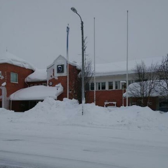 Kunnanjohtajana Mikko järjesti kunnantalolla useita kosteita ja villeiksi luonnehdittuja juhlia. Kunnanjohtajana Mikko järjesti kunnantalolla useita kosteita ja villeiksi luonnehdittuja juhlia.