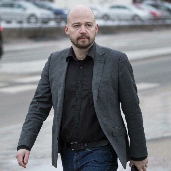 Keskustan kansanedustaja Mikko Kärnä on ollut jo viikkoja kohuotsikkomyllerryksessä railakkaan menneisyytensä vuoksi. Keskustan kansanedustaja Mikko Kärnä on ollut jo viikkoja kohuotsikkomyllerryksessä railakkaan menneisyytensä vuoksi.