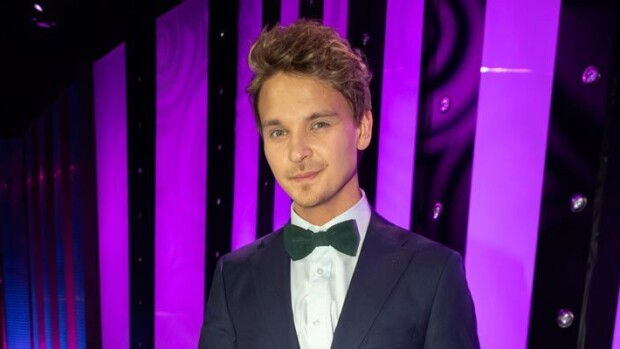 Isyyteen valmistautuva Roope Salminen pitää lapsensa pois julkisuudesta: ”Saa sitten aikanaan itse päättää!” Roope Salminen valmistautuu isyyteen.