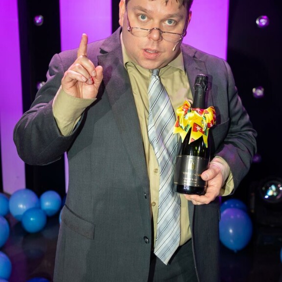 Keikkakiertue ulkomailla?! Putous-voittaja Mikko Töyssy nousi julkkikseksi Virossa! Mikko Töyssy