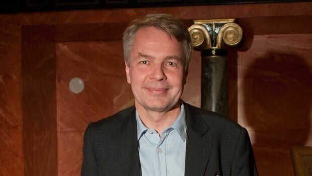 Läheiset välit puhuttavat! Pekka Haavisto ja nuori avustaja viihtyvät yhdessä – paparazzikuvat Seiskassa! Pekka Haavisto
