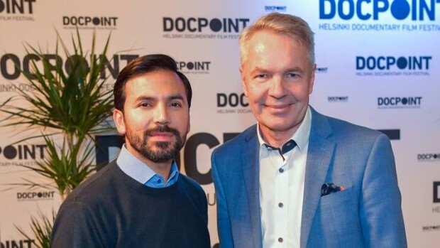 Antonio-puoliso lomalla! Ministeri Pekka Haavisto vietti pyhäpäivää kotona 40 vuotta nuoremman avustajansa kanssa! Antonio oli lomalla, kun Pekka vietti aikaa avustajansa kanssa.