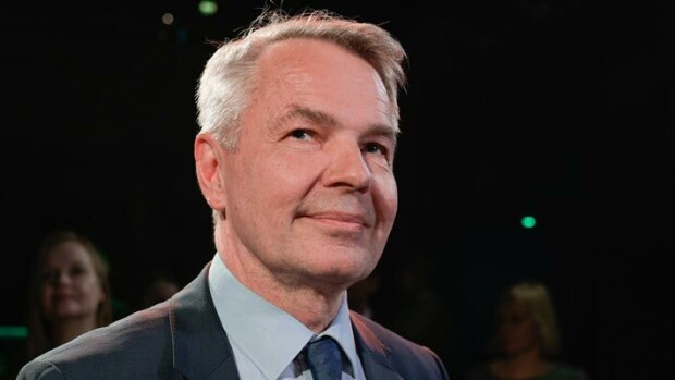 Yhteinen kirja! Pekka Haavisto matkustaa ympäri maapalloa nuoren avustajansa kanssa! Pekka Haavisto matkustaa avustajansa kanssa.