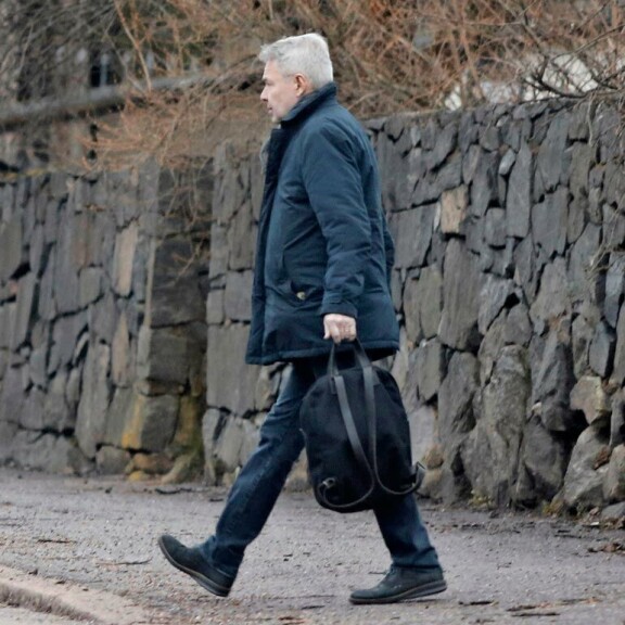 Pekka Haavisto poistui reppunsa kanssa kotoaan ja nousi aiemmin aamupäivällä vuokraamaansa pakettiautoon. Pekka Haavisto poistui reppunsa kanssa kotoaan ja nousi aiemmin aamupäivällä vuokraamaansa pakettiautoon.
