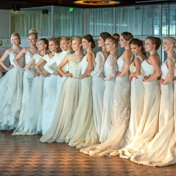 Tässä ovat Miss Suomi 2020 -semifinalistit. Valtakunnan kauneimmat daamit esittäytyivät muotinäytöksessä viime viikonloppuna Vääksyssä hotelli Tallukassa. Tässä ovat Miss Suomi 2020 -semifinalistit. Valtakunnan kauneimmat daamit esittäytyivät muotinäytöksessä viime viikonloppuna Vääksyssä hotelli Tallukassa.