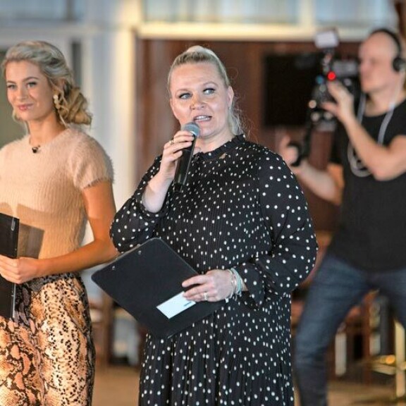 Jutta Kyllönen ja; Sunneva Kantola ohjeistivat missikokelaita harjoituksissa. Jutta Kyllönen ja Sunneva Kantola ohjeistivat missikokelaita harjoituksissa.