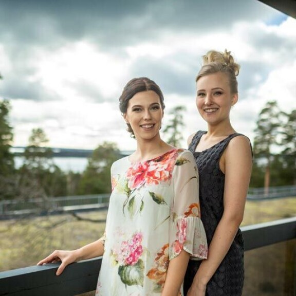Näkymät kuin Gallen-Kallelan maalauksesta! Viivi Altonen ja Annika Piitulainen poseeraavat hotellin parvekkeella, josta avautuu maisema Vesijärvelle. Näkymät kuin Gallen-Kallelan maalauksesta! Viivi Altonen ja Annika Piitulainen poseeraavat hotellin parvekkeella, josta avautuu maisema Vesijärvelle.