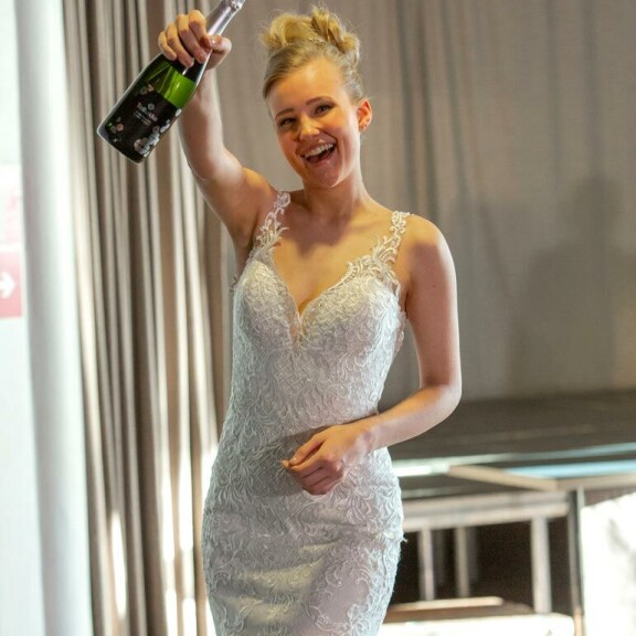 Onko hän seuraava Miss Suomi? Monien mielestä asikkalalaisessa hotellissa ennakoitiin jo tulevaa, kun järvenpääläinen Annika Piitulainen, 22, kruunattiin Miss Tallukaksi. Onko hän seuraava Miss Suomi? Monien mielestä asikkalalaisessa hotellissa ennakoitiin jo tulevaa, kun järvenpääläinen Annika Piitulainen, 22, kruunattiin Miss Tallukaksi.