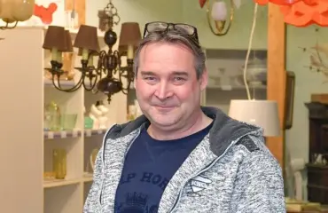 Petri Vuorinen myy todellista arvotavaraa laidasta laitaan – kuvat huikeasta aarreaitasta! 