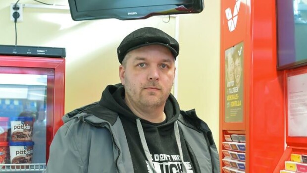 Varasti seurakunnan kolehtirahat! Jussin huumeongelma vaihtui peliriippuvuuteen: ”En ymmärrä, kuinka pystyin niin alhaisiin tekoihin!” Jussi Koivusaari