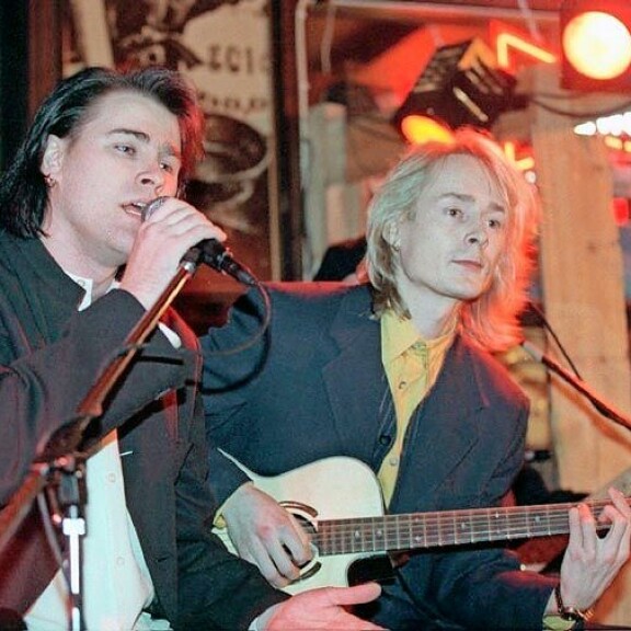 Neon 2:n tuolloin viimeiseksi jääneen albumin julkaisutilaisuudessa vuonna 1996. Seuraavana vuonna bändi käytännössä lopetti keikkailun. Neon 2:n tuolloin viimeiseksi jääneen albumin julkaisutilaisuudessa vuonna 1996. Seuraavana vuonna bändi käytännössä lopetti keikkailun.