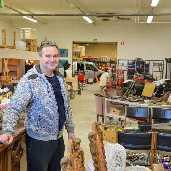 Päällepäin ei arvaisi, että teollisuushallista löytyy arvotavaraa miljoonilla euroilla. Siksi myös turvatoimet ovat järeää kokoluokkaa. Päällepäin ei arvaisi, että teollisuushallista löytyy arvotavaraa miljoonilla euroilla. Siksi myös turvatoimet ovat järeää kokoluokkaa.