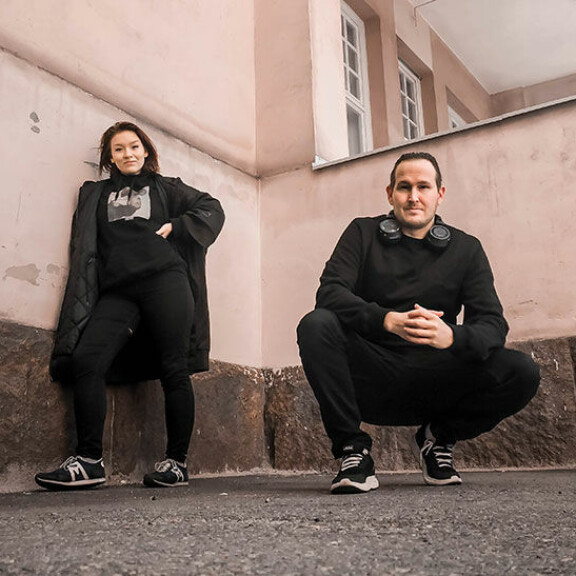 Supersuosittu juontaja Oku Luukkainen esitteli kuvankauniin Elli-sisarensa: julkaisevat yhteiskappaleen - kuva! Oku ja Elli Luukkainen