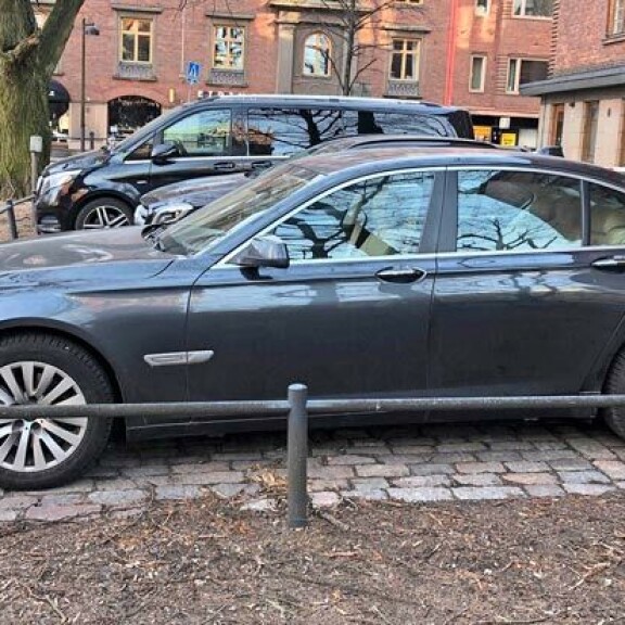 Viikon Kääk!-juorut: Viekö poliisi Teemu Laajasalon luksus-Bemarin kilvet? Kohupiispan edustusauto katsastamatta! Teemu Laajasalo