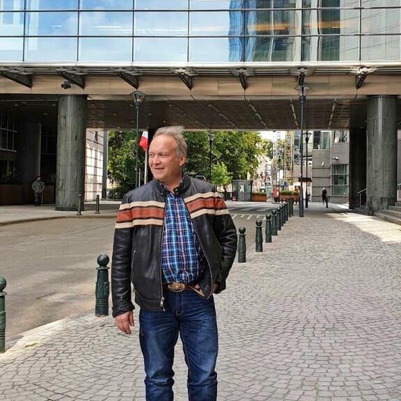 – En ole pussailukulttuurista tykkäävä, perustelee Teuvo, miksei pidä Brysselistä. – En ole pussailukulttuurista tykkäävä, perustelee Teuvo, miksei pidä Brysselistä.
