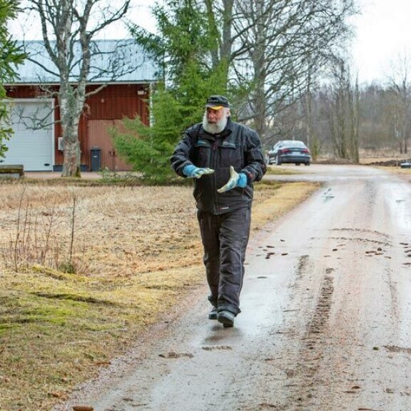 Mämmin vainunnut Mietaa eteni pihatiellään niin hurjaa vauhtia, että Seiskan reportterille ja kuvaajalle tuli kiire ottaa taka-askelia säilyttääkseen turvallisen etäisyyden. Mämmin vainunnut Mietaa eteni pihatiellään niin hurjaa vauhtia, että Seiskan reportterille ja kuvaajalle tuli kiire ottaa taka-askelia säilyttääkseen turvallisen etäisyyden.
