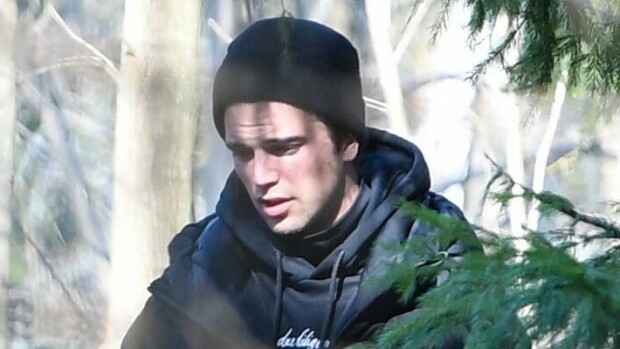 Kohumalli rikkoi karanteenia! Espanjasta Suomeen paennut River Viiperi ulkoili äitinsä kanssa – paparazzikuvat! RIver Viiperi metsässä.