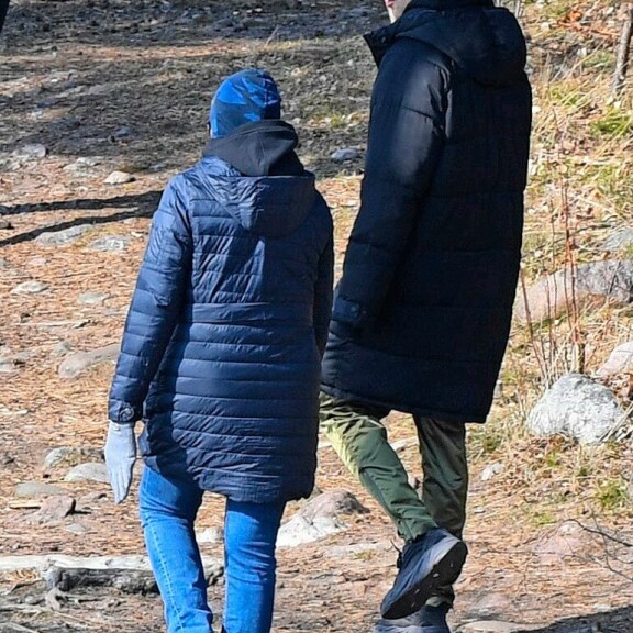 Riverin pitäisi hallituksen ohjeiden mukaan välttää kodin ulkopuolella liikkumista kahden viikon ajan. Viiperit intoutuivat silti muiden ulkoilijoiden keskelle usean kilometrin metsälenkille. Riverin pitäisi hallituksen ohjeiden mukaan välttää kodin ulkopuolella liikkumista kahden viikon ajan. Viiperit intoutuivat silti muiden ulkoilijoiden keskelle usean kilometrin metsälenkille.