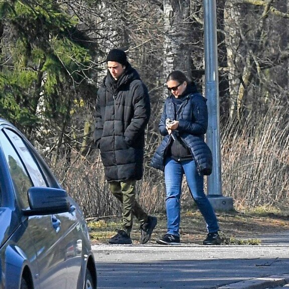 Riitta-äiti puhua pulputti Riverille lähes taukoamatta. River kuunteli kuuliaisesti. Riitta-äiti puhua pulputti Riverille lähes taukoamatta. River kuunteli kuuliaisesti.