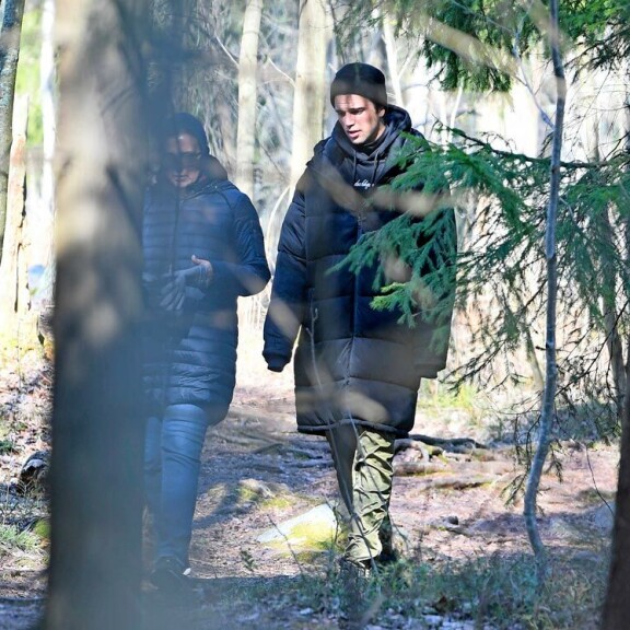 Äiti ja poika tekivät pitkän lenkin metsän siimeksessä. Riitta taisi jakaa pojalleen viisaita elämänohjeita. Äiti ja poika tekivät pitkän lenkin metsän siimeksessä. Riitta taisi jakaa pojalleen viisaita elämänohjeita.