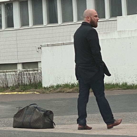 Kohuliikemies Onni Sarmaste pääsi putkasta – kuva poliisivankilan edestä! Onni Sarmaste
