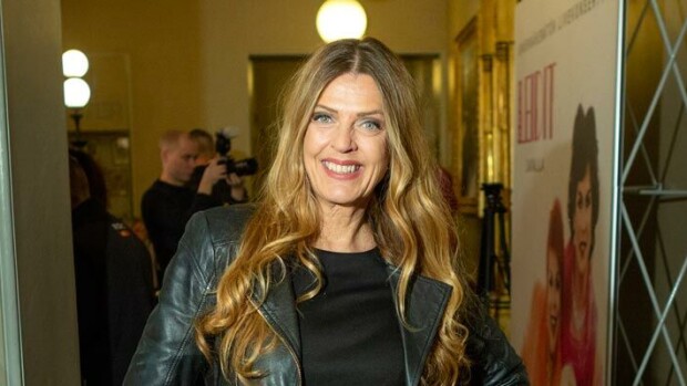 Ompelukone pöydälle! Korona sai laulaja Einin palaamaan vanhojen harrastusten pariin: Tuunaan keikka-asuja! Eini