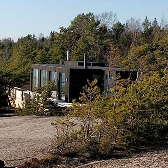 Veneilijöillä on suora näkymä Hissun ja Tommin mökin sisätiloihin. – Näyttää siltä, että sisäkatto on talven aikana romahtanut huonekalujen päälle, kotkalainen merenkulkija raportoi. Veneilijöillä on suora näkymä Hissun ja Tommin mökin sisätiloihin. – Näyttää siltä, että sisäkatto on talven aikana romahtanut huonekalujen päälle, kotkalainen merenkulkija raportoi.