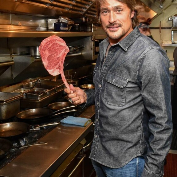 Pihvimies on erimies. Uskomattoman NHL-uransa keväällä 2014 paketoinut Teemu Selänne pyörittää Kalifornian Laguna Beachilla lihapitoista nimikkoravintolaansa. Teemu tai ”Teukka”, kuten Sami häntä kutsuu, on entisiä pelikavereita. Teemu lopetti NHL-uransa 2014.