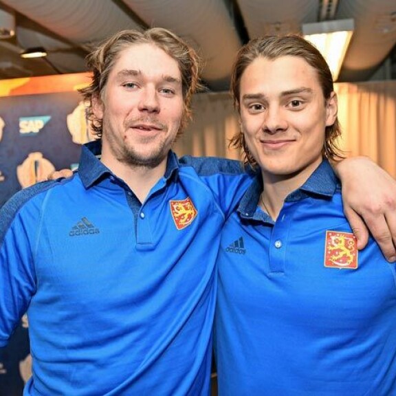 Sami Vatanen ja Sebastian Aho kaulailivat Suomen sotisovassa syksyllä 2016. Nyt kumpikin on kiinnitettynä NHL-seura Carolina Hurricanesiin. Sami Vatanen ja Sebastian Aho kaulailivat Suomen sotisovassa syksyllä 2016. Nyt kumpikin on kiinnitettynä NHL-seura Carolina Hurricanesiin.