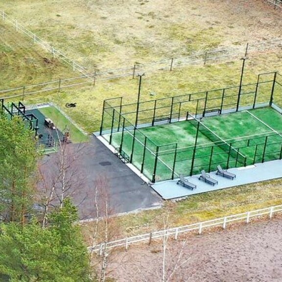 Urheiluhullulla Martinalla lienee sormensa pelissä siinä, että Stefanin omistamalla tontilla on uudehko tenniskenttä ja treeninurkkaus. Urheiluhullulla Martinalla lienee sormensa pelissä siinä, että Stefanin omistamalla tontilla on uudehko tenniskenttä ja treeninurkkaus.