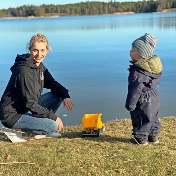 – Kyllä tämä korona-arki on erilaista. Yhtäkkiä kaikille onkin ok, että jossain etäpalaverissa sinulla on lapsi kainalossa, Mia sanoo. – Kyllä tämä korona-arki on erilaista. Yhtäkkiä kaikille onkin ok, että jossain etäpalaverissa sinulla on lapsi kainalossa, Mia sanoo.