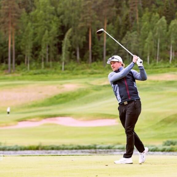 NHL-tähteyden lisäksi Sami on myös kivenkova golffari, sillä tasoitus on rautainen 2,3. – Olen käynyt pelaamassa US Openin kenttiä. Lempikenttäni on Richwood Country Club täällä New Jerseyssä. NHL-tähteyden lisäksi Sami on myös kivenkova golffari, sillä tasoitus on rautainen 2,3. – Olen käynyt pelaamassa US Openin kenttiä. Lempikenttäni on Richwood Country Club täällä New Jerseyssä.