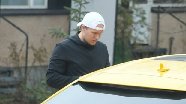 Paparazzi iski! Ökyautoileva NHL-miljonääri Patrik Laine seikkaili Sanna-Mari-rakkaansa kanssa pitkin Helsinkiä – näyttävä pariskunta käänsi katseita! Patrik Laine