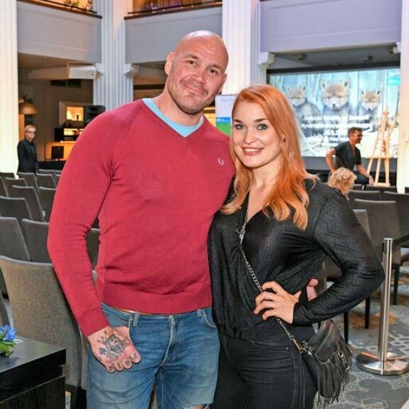 Henkistä tukea Iida on saanut puolisoltaan Renneltä. – Eihän tilanne ole ollut kiva hänellekään, mutta ei Rennekään voi tehdä asialle mitään, Iida huokaa. Pari on ollut naimisissa vuodesta 2016, ja he ovat kertoneet julkisesti avoimesta parisuhteestaan. Henkistä tukea Iida on saanut puolisoltaan Renneltä. – Eihän tilanne ole ollut kiva hänellekään, mutta ei Rennekään voi tehdä asialle mitään, Iida huokaa. Pari on ollut naimisissa vuodesta 2016, ja he ovat kertoneet julkisesti avoimesta parisuhteestaan.