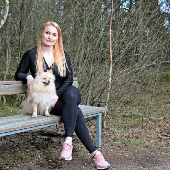 Iida Ketola-Korppila katsoi viestihäiriköintiä aluksi läpi sormien, mutta uhkailu vain paheni. Kuvassa poseeraa myös Iidan ja Rennen rakas koira Kristoffer. Iida Ketola-Korppila katsoi viestihäiriköintiä aluksi läpi sormien, mutta uhkailu vain paheni. Kuvassa poseeraa myös Iidan ja Rennen rakas koira Kristoffer.