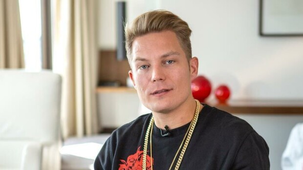 Kuva! Cheek piiloutui ökyautonsa taakse ja laittoi tupakaksi! Cheek