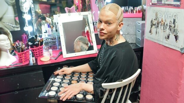 Liimaa kasvoihin! Drag-tähti Jere Sivonen käyttää rajuja keinoja naiseksi muuntautumisessa: ”Välillä iho ei kestä!” Jere Sivonen