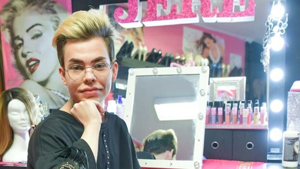 Härskejä yhteydenottoja varatuilta miehiltä! Drag-tähti Jere Sivonen paljastaa: Saan viestejä tv-tähdiltä! Jere Sivonen