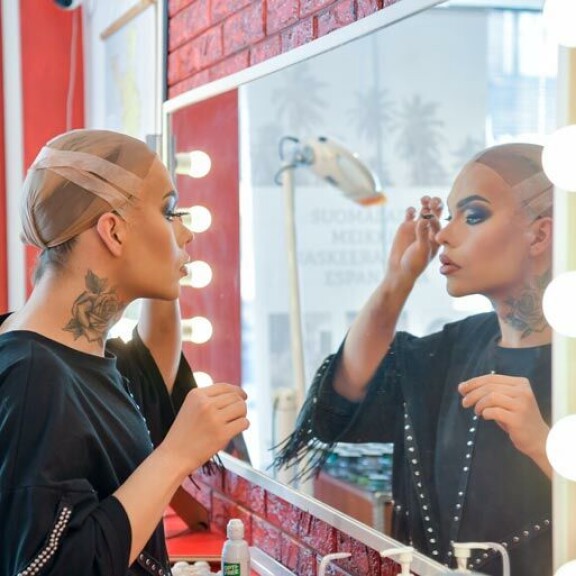 – Ihmisillä on drag-artisteista usein se väärinkäsitys, että nämä haluaisivat olla naisia. – Ihmisillä on drag-artisteista usein se väärinkäsitys, että nämä haluaisivat olla naisia.