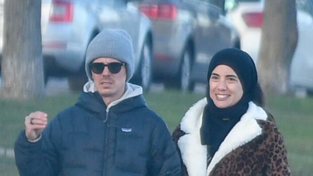 Koronajumissa Helsingissä! Jasper Pääkkönen ja upea Alexandra-rakas käänsivät päitä Kaivopuistossa! Jasper Pääkkönen ja Alexandra