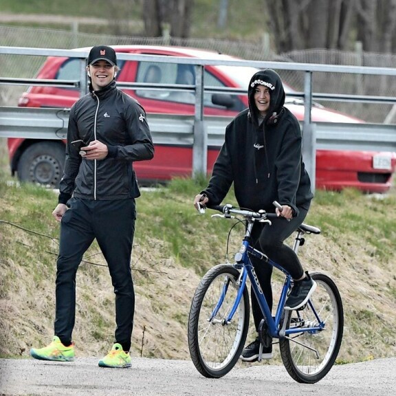 River ja Luna äkkäsivät paparazzin. Pian kuvan ottamisen jälkeen temperamenttinen River säntäsi valokuvaajan perään. River ja Luna äkkäsivät paparazzin. Pian kuvan ottamisen jälkeen temperamenttinen River säntäsi valokuvaajan perään.
