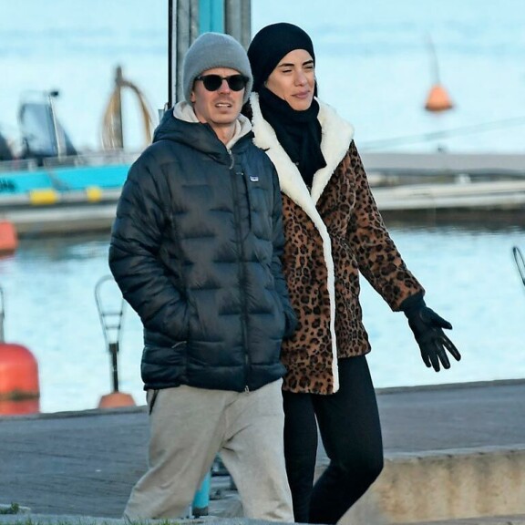 Pari nautti kevään aurinkoisimmasta päivästa Helsingin Kaivopuistossa. Pari nautti kevään aurinkoisimmasta päivästa Helsingin Kaivopuistossa.