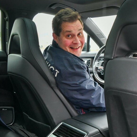 Viikon Kääk!-juorut: Näyttelijä Riku Nieminen ahkeroi Tinderissä – kahvittelua ja kävelyretkiä! Jethro