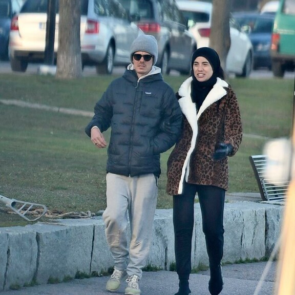 Alexandran pantteritakin helma oli epätasainen joko kiireellisen napituksen tai suunnittelijan päähänpiston vuoksi. Alexandran pantteritakin helma oli epätasainen joko kiireellisen napituksen tai suunnittelijan päähänpiston vuoksi.